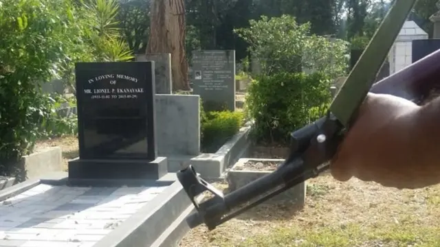 ලසන්ත වික්‍රමතුංග දේහය මිහිදන් කළ ස්ථානයට පොලිස් ආරක්ෂාව දී තිබුණ ආකාරය