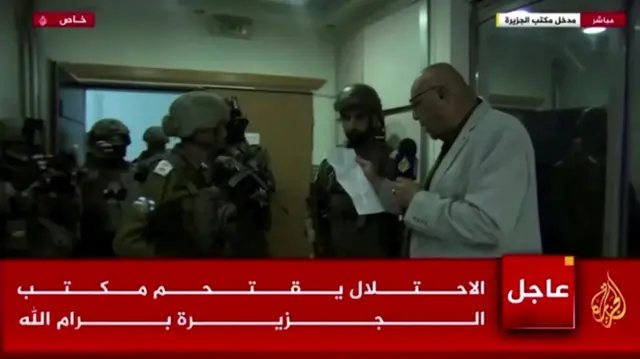 سربازان اسرائیلی در دفتر شبکه الجزیره دیده می‌شوند