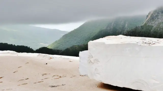 Mármol de Carrara y los Alpes que le rodean