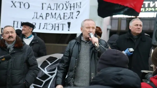 Владимир Некляев с микрофоном в руках