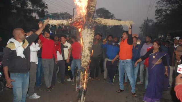 प्रिंसिपल का पुतला फूंका.