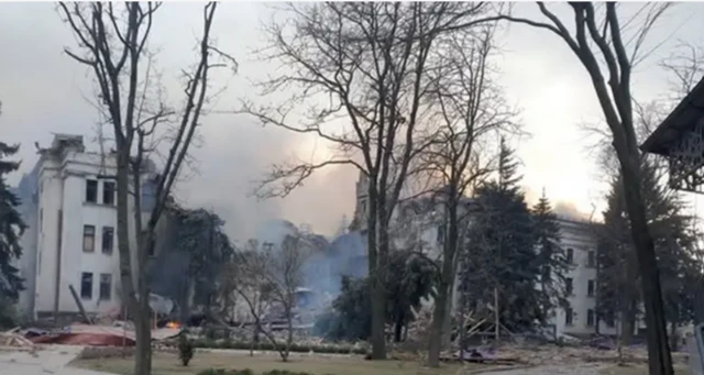 Руины театра, вид из сквера 