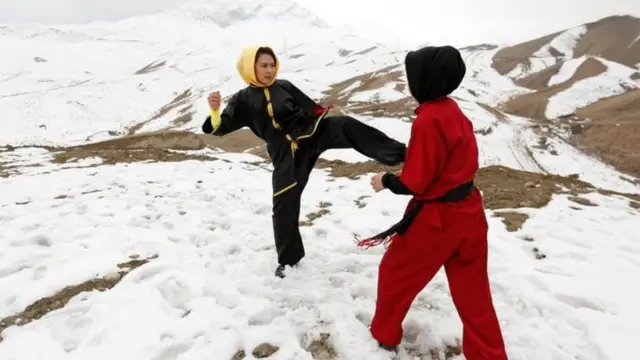 فتيات أفغانيات يمارس الوشو على قمة جبل بالعاصمة كابل