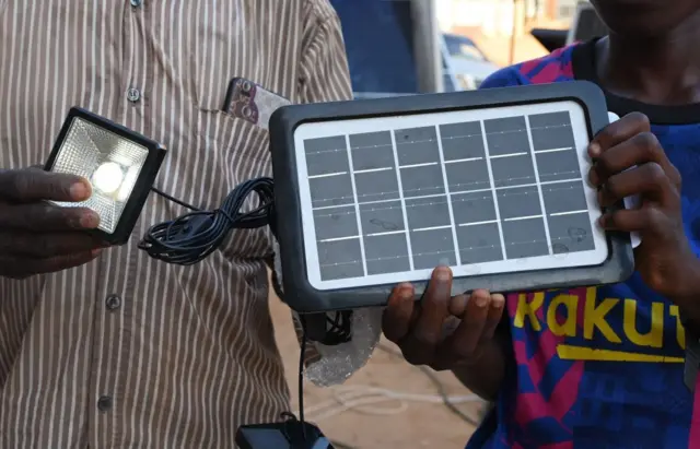 Mutane biyu riƙe da farantin sola