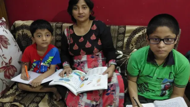 दीपा बिष्ट अपने बेटे काव्यांश और देवांग के साथ