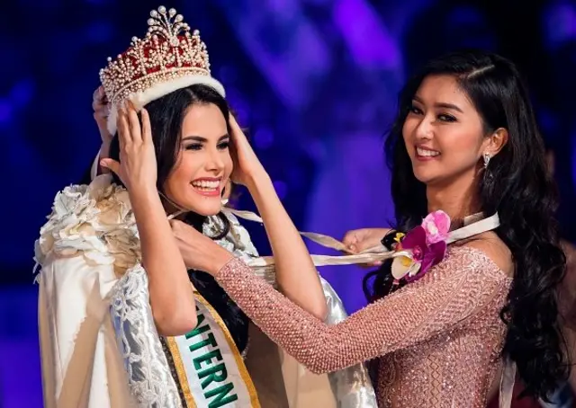 Kevin Liliana, Miss International 2017 asal Indonesia, memahkotai penerusnya, Mariem Vlazco Garcia sebagai Miss International yang baru di Tokyo, Jepang (9/11)