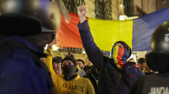 Stotine ljudi došlo je ispred Apelacionog suda u Bukureštu u znak podrške Đorđeskuu prošlog decembra, demonstrant sa maskom rumunske zastave