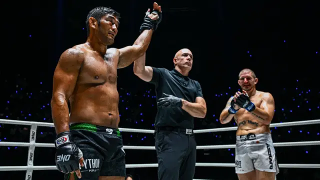 ၂၀၂၅ အောက်တိုဘာ ၄ ရက် အောင်လ က ဆွိဒင်ဖိုက်တာ ကာဒေစတမ် ကို အနိုင်ရခဲ့တဲ့မြင်ကွင်း