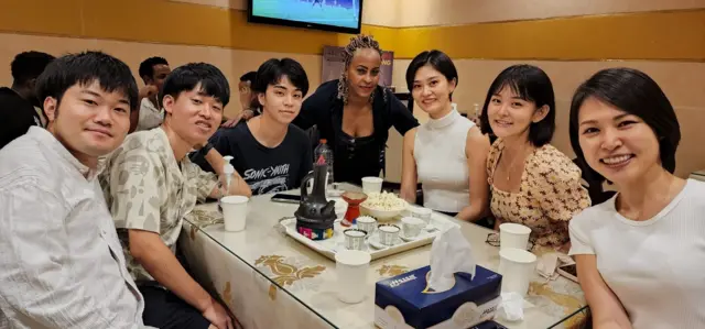 ሳራ አራዲ ከደንበኞቿ ጋር