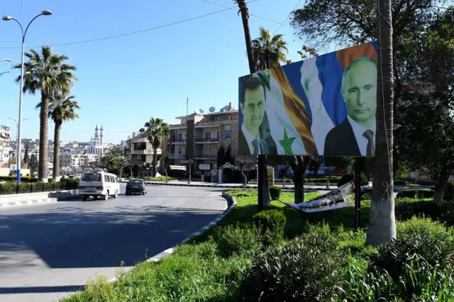 Cartel con las fotos de Putin y Al Assad