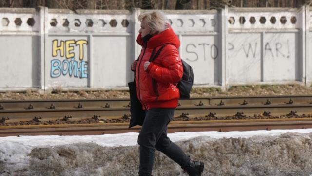 Mulher caminha por Moscou