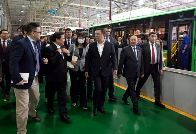 Садыр Жапаровдагы автобус чыгарган заводдо