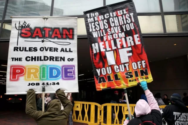 “ተጸጸቱና መጽሐፍ ቅዱስን እመኑ” ይላል አንደኛው መፈክር