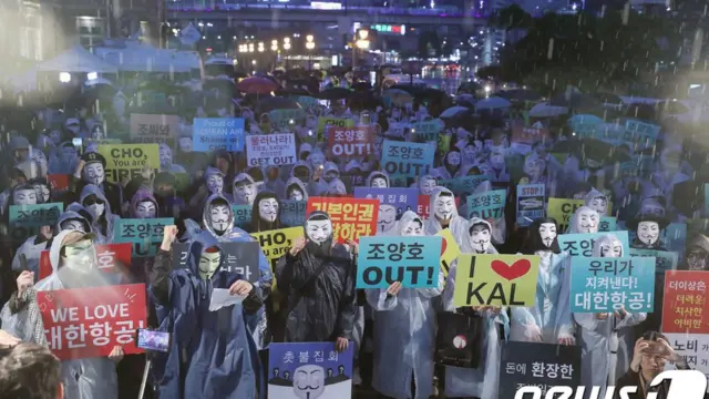 폭우 속에 열린 대한항공 갑질 근절 2차 촛불집회