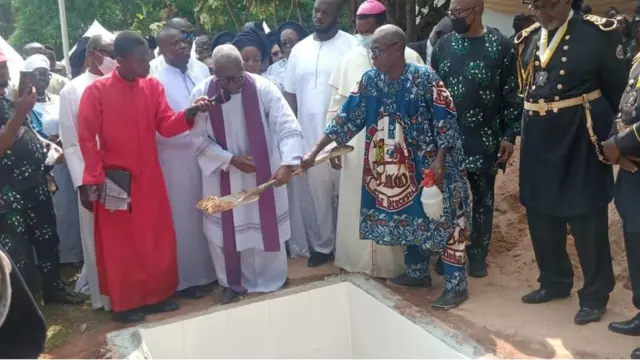 Ụkọchukwu na-ekponye aja n'ili Chike Akunyili