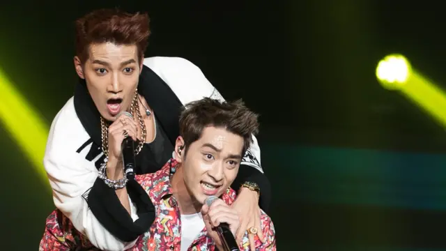 Miembros del grupo de K-pop 2PM durante un concierto.