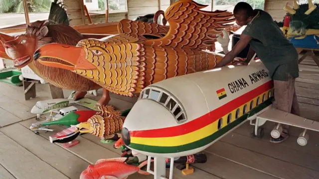 ఇలాంటి భిన్నమైన శవపేటికలే అక్కడ ఎక్కువగా కనిపిస్తాయి