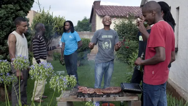 Friend fact: If you no get any friend e dey bad for your health just like as smoking dey bad for your health