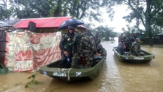قوات الشرطة تشارك في علمليات إجلاء بعض السكان من المناطق المنكوبة في بنغلاديش