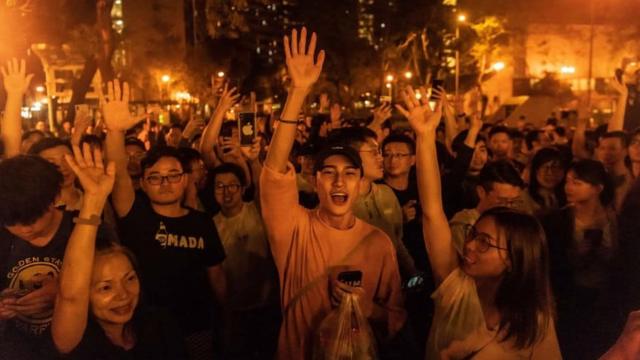 Người dân Hong Kong ăn mừng tối 25/11 sau khi phê ủng hộ dân chủ chiến thắng áp đảo trong cuộc bầu cử hội đồng quận