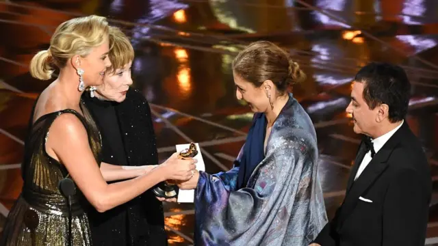 شارلیز ترون، انوشه انصاری و فیروز نادری