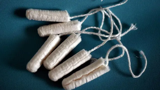 В 2002 г. во время эксперимента изучалась реакция на женщин, у которых из сумочки выпадал тампон. Отношение к ним было хуже, чем к тем, кто ронял заколку для волос