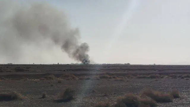 ایرانی حکومت کی جانب سے جاری تصویر ملبہ دکھایا گیا ہے جسے ایرانی امریکی فوجی ہیلی کاپٹر کا ملبہ قرار دے رہے ہیں