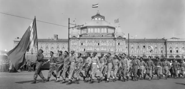 Mantan tentara KNIL Maluku berpartisipasi dalam pawai jalan kaki di Belanda pada1951.