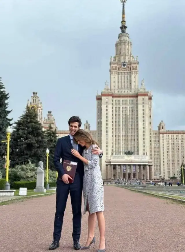 Асма с сыном в Москве