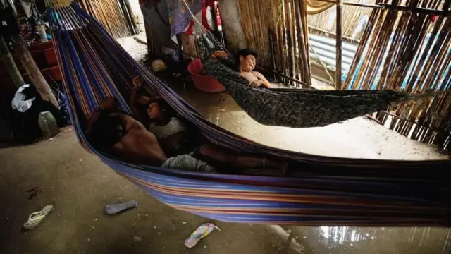 د ۲۰۲۴ کال په جون کې له ځای پر ځای کېدو لږ مخکې، تر زانګو ورته بسترو لاندې اوبه ورسېدې