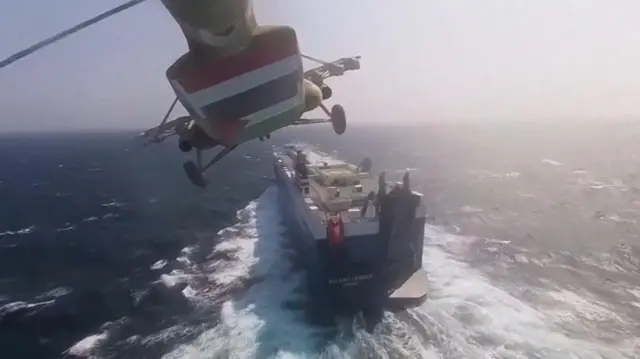 அமெரிக்கக் கப்பலைக் குறிவைத்து தாக்கிய ஹூத்தி கிளர்ச்சியாளர்கள்