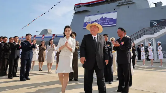 북한 김정은 국무위원장과 그의 딸 김주애가 2025년 6월 12일 북한 나진에서 열린 군함 진수식에 참석하고 있다. 해당 군함은 첫 진수 시도 당시 파손되었던 전력이 있다