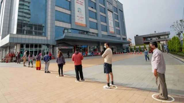 পরস্পর থেকে দূরে থাকার আচরণ কী আমাদের মজ্জাগত হয়ে উঠবে?