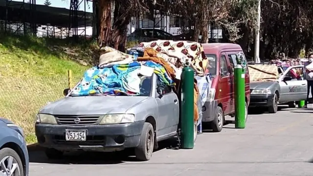 Pessoas fazem fila na rua, com seus próprios balõesbet365 grátisoxigêniobet365 grátisArequipa