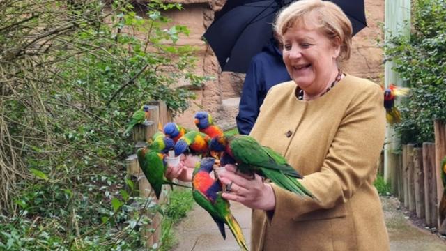 今月23日にドイツ北部のマルロー鳥公園を訪れたメルケル首相