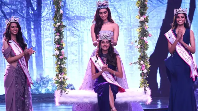 मिस वर्ल्ड मानुषी छिल्लरनं अनुकृतीला 'मिस इंडिया' चा मुकुट घातला