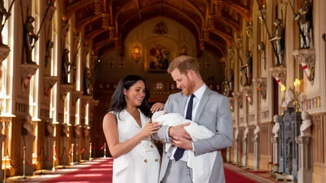 Harry e Meghan apresentam bebê