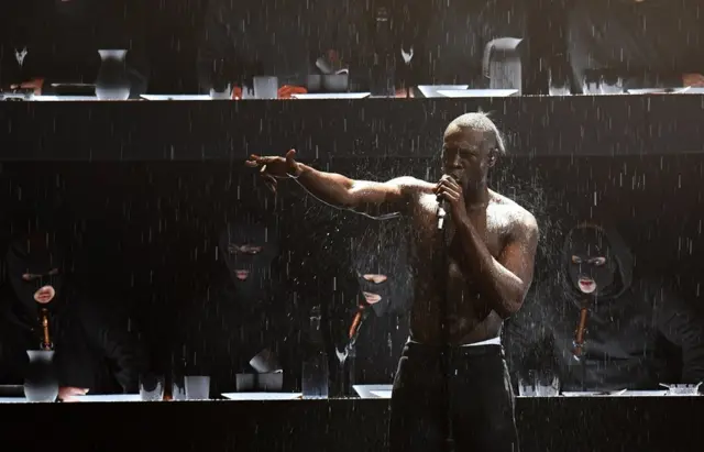 Stormzy виступає на сцені під час церемонії Brit Awards 2018 року на O2 Arena, на південному сході Лондона, лютий 2018 року