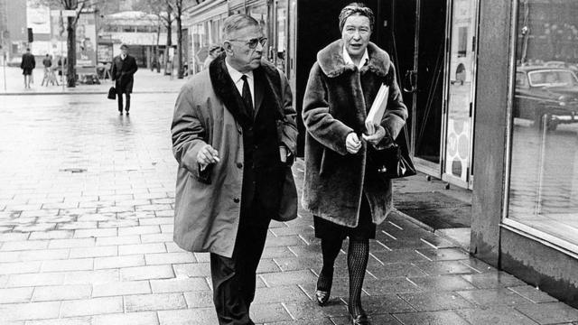 Sartre y de Beauvoir caminando por la calle.