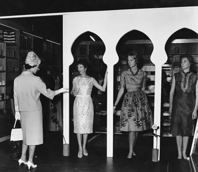 ఫ్యాషన్ షోలో పాల్గొన్న రాణి ఎలిజబెత్-2