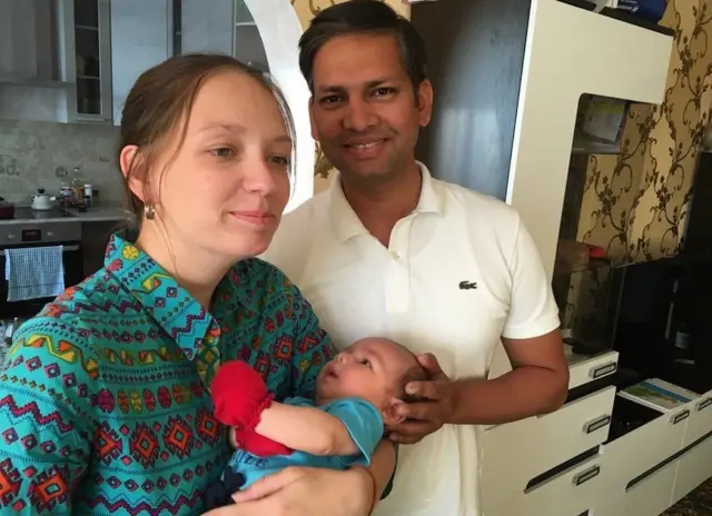 અભિષેક સિંહ તેમનાં પત્ની સાશા અને પુત્ર સાથે