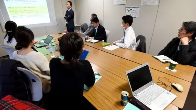 Oficina con trabajadores japoneses.