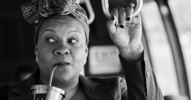 Radha Blank en la película "Rapera a los 40"