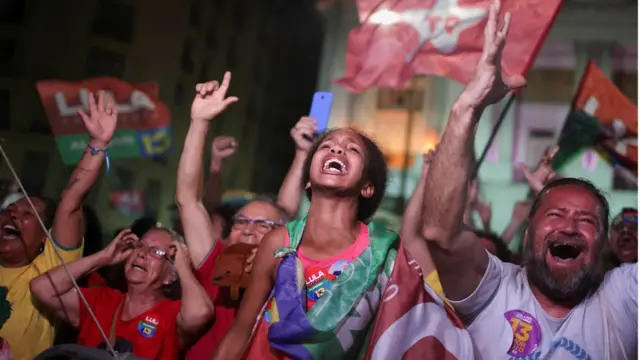 Pessoascasas de apostas para escanteiosdiversas idades, cores e gêneros gritam e choram fazendo um L com a mão