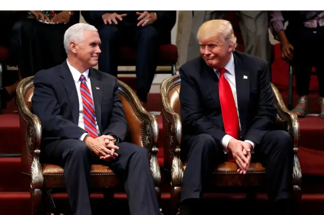 Mike Pence (solda) ve Donald Trump