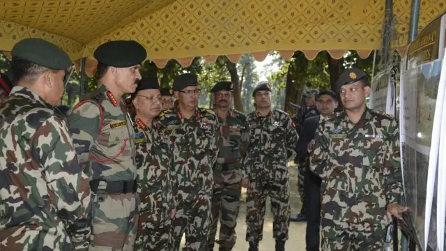 नेपाल र भारतबीच निकट सैन्य सम्बन्ध छ। नेपाली युवाहरू भारतीय सेनामा भर्ना हुन जाने गर्छन्