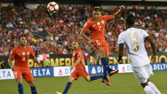 Alexis Sánchez de cabeza