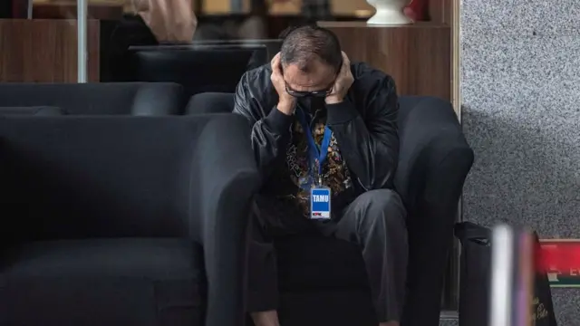 Mantan Kepala Bagian Umum Kantor Wilayah DJP Jakarta Selatan II Rafael Alun Trisambodo duduk di ruang tunggu sebelum menjalani pemeriksaan di Gedung KPK, Jakarta, Rabu (01/03)