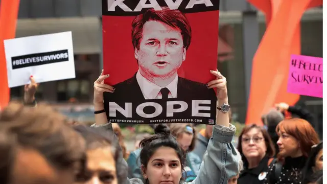 Manifestante con una pancarta contra Kavanaugh.