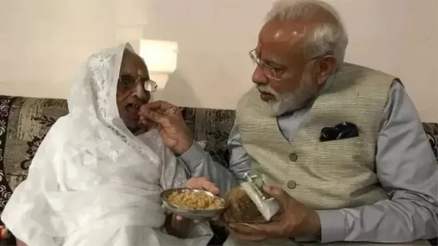 مودی اپنی والدہ کے ساتھ